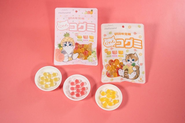 【「ファミリ〜にゃ〜ト大作戦！」にゃんコグミ 213円】味はマスカット・ピーチ・パインの3種アソート。パッケージは全2種類