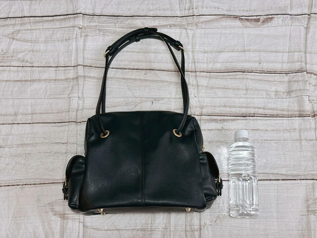 サイズ：（約）縦22×横29.5×マチ9cm。A4サイズや13インチのノートPCは収納できない大きさ