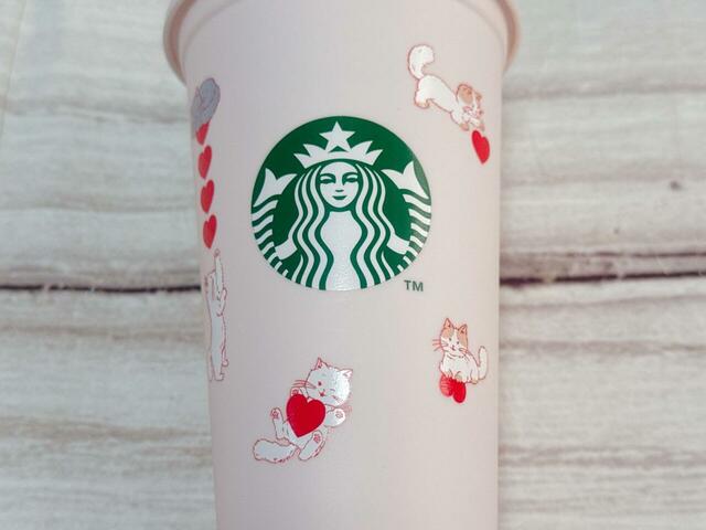 白猫やグレー猫、ハチワレ猫などたくさんの種類の猫が登場♪