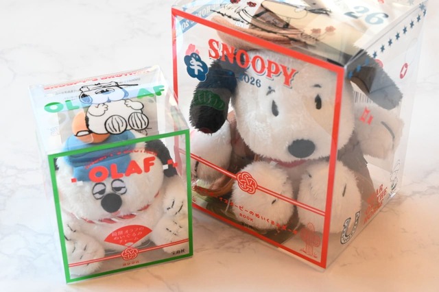 【『SNOOPY 2026 午 カウボーイスヌーピーのぬいぐるみポーチ BOOK』(宝島社)】午年にちなんだ「スヌーピー」のぬいぐるみポーチと、お正月にちなんだ「オラフ」のぬいぐるみチャームが発売開始