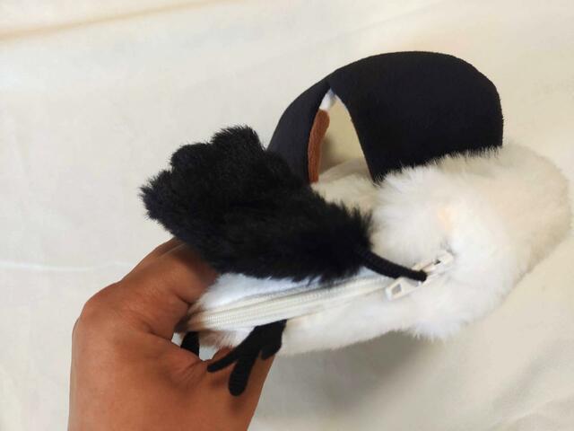 ファスナー金具には、ふわふわした手触りの尻尾つき【ニトリデコホーム：シマエナガ（フラットポーチ）価格799円】