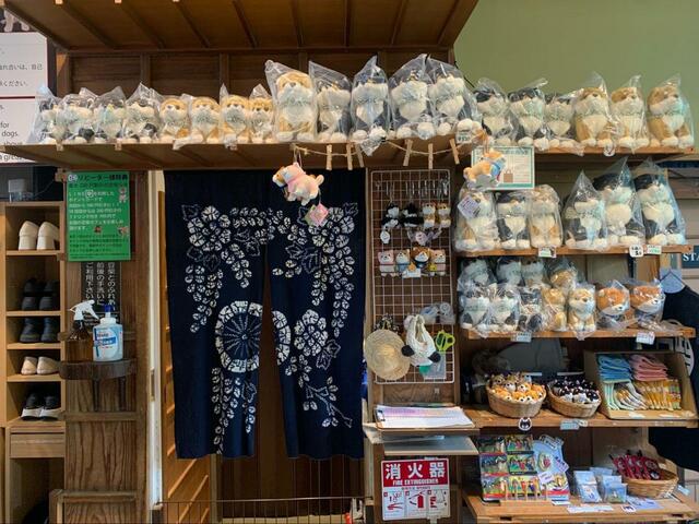 【原宿乃豆柴カフェ】店内では豆柴のグッズも販売中