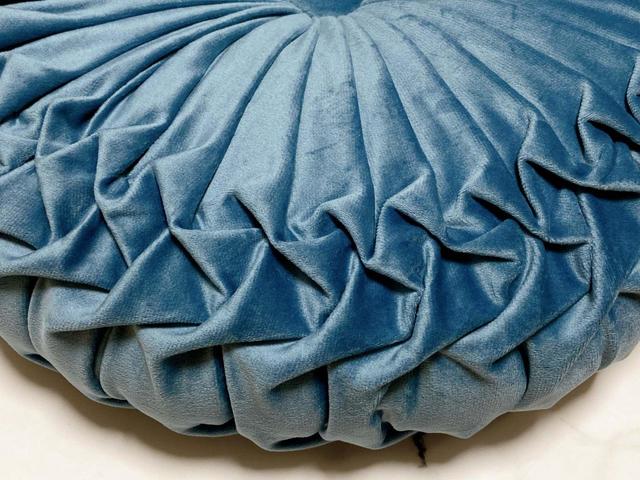 【ニトリ　デコホーム　円形クッション（ダリア 2 BL）】細部まで細部まで凝っていて高見えします！