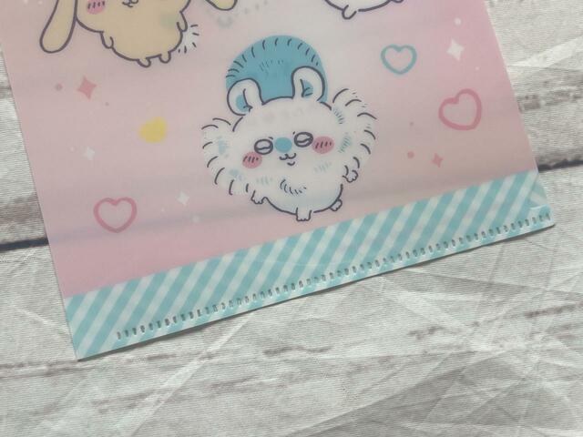 クリアファイルの下部はブルーのストライプ柄