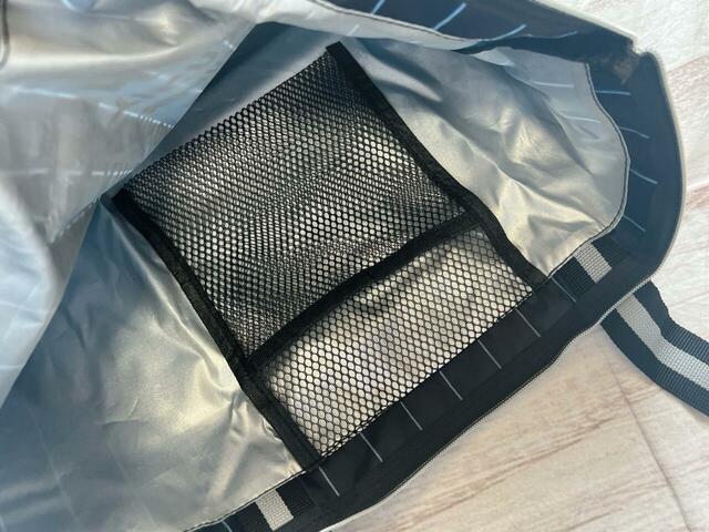 内側には保冷剤を入れるのにぴったりなメッシュ素材のポケット付き