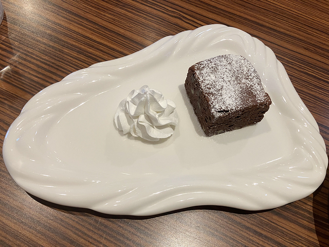 このお皿、何の形なんだろう。どことなく禅の雰囲気を思わせるケーキをホイップの配置。