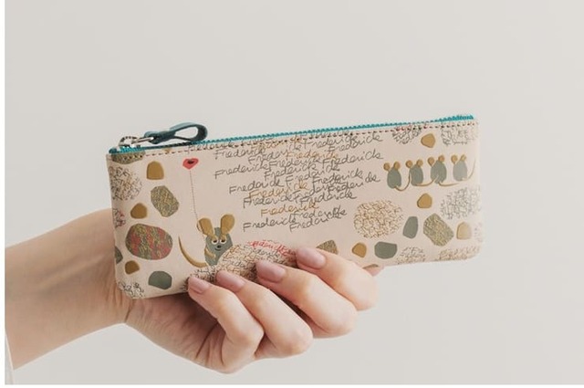 【印傳屋×フレデリック】絵本作品 ペンケースC［Beige×Frederick］7,260円／なかまののねずみたちの後ろ姿も可愛くあしらわれた薄型のペンケース