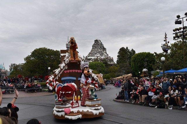 ジンジャーブレッドのお家で出来たフロートにはシェフ姿のグーフィーとプロートが