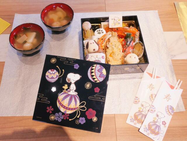 おせち・一段重「スヌーピー」19,900 円(税込)｜シックな大人向けの豪華おせち！