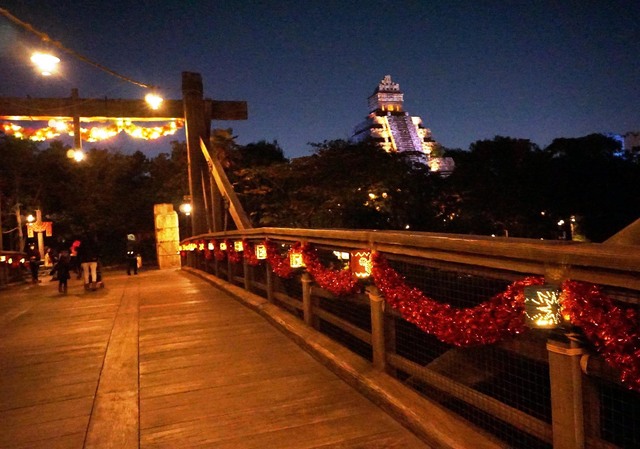 奥には怪しい光を放つ神殿の姿が…。