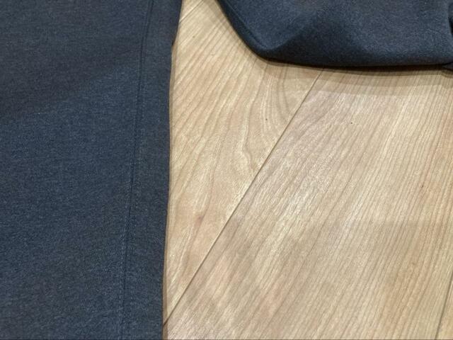 【ワークマン レディースWEMOTION(ウィモーション)360ストレッチパンツ】こちらは生地感がしっかりしていて、光沢感とハリがある