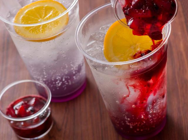 スパークリングドリンク(バイオレットシロップ) 600円｜提供店舗：東京ディズニーシー「カフェ・ポルトフィーノ」｜東京ディズニーリゾート「ディズニー・ハロウィーン」2022スペシャルメニュー