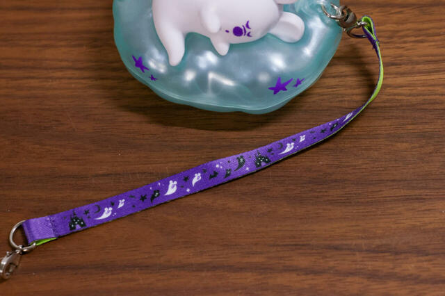 グミキャンディー、ミニスナックケース 付き ¥1,300｜ストラップのデザイン