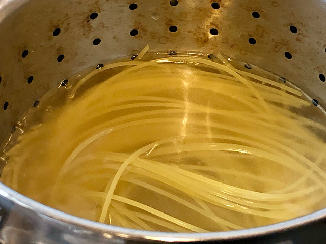 【カルディコーヒー　クリーム白トリュフパスタソース】パスタを茹でてソースをかけるだけのお手軽調理キット