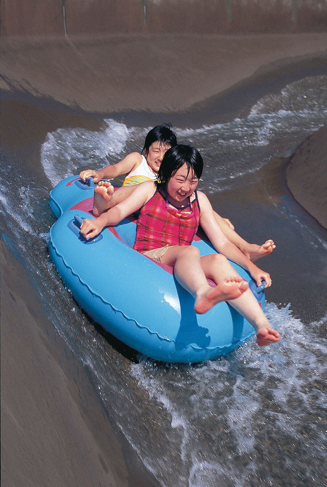 高台から一気に滑り降りよう!  蓮沼ウォーターガーデン【千葉・蓮沼】