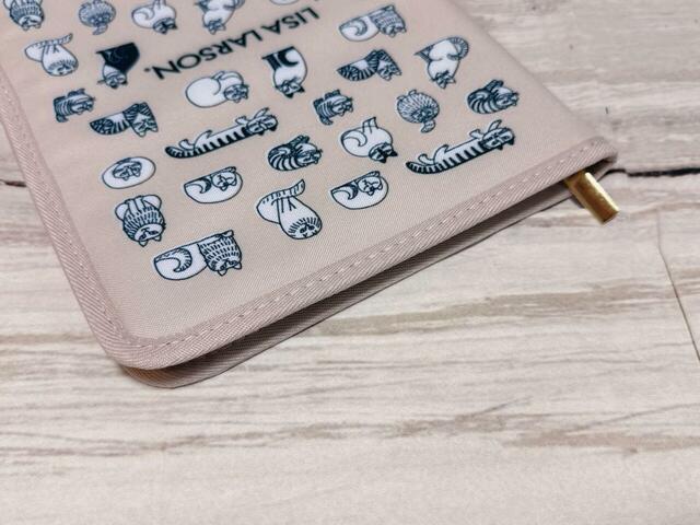 ファスナーで開閉する仕様