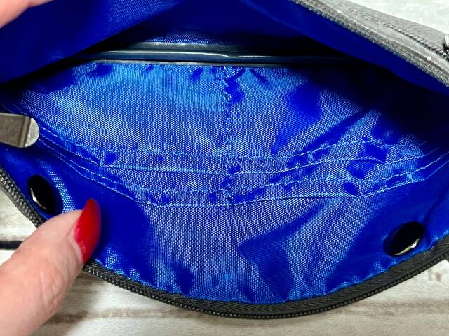 メインの収納スペースはカードポケットが4つついています！