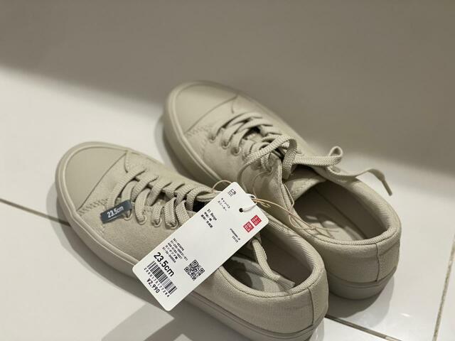 【UNIQLO　キャンバススニーカー】重量感あり