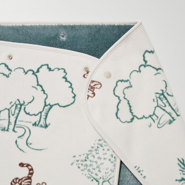 フリースブランケット｜1,990円｜ユニクロUT「くまのプーさんコレクション」