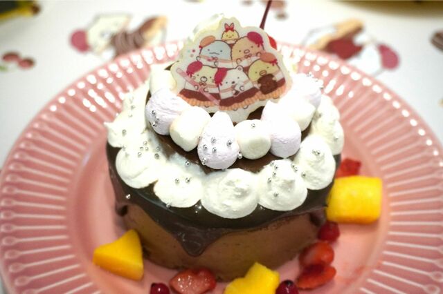【すみっコぐらしカフェ～喫茶すみっコでチョコレートフェア～】「喫茶すみっコのケーキセット」の2段重ねのケーキ