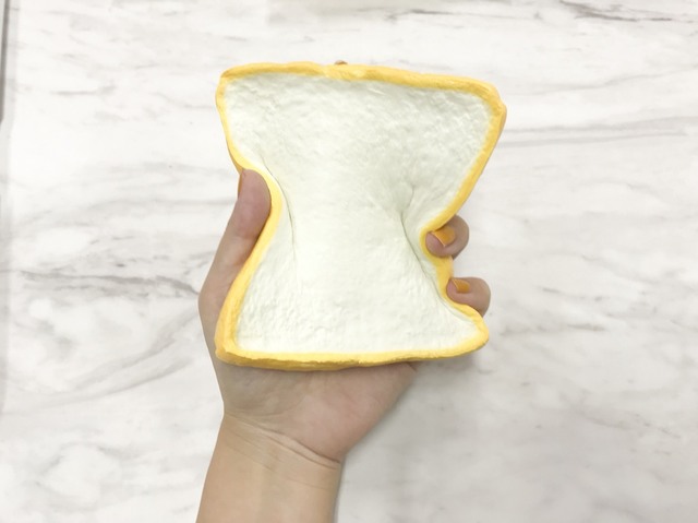 「牛乳ひたしパン」の手触りはしっとりしていて独特です。