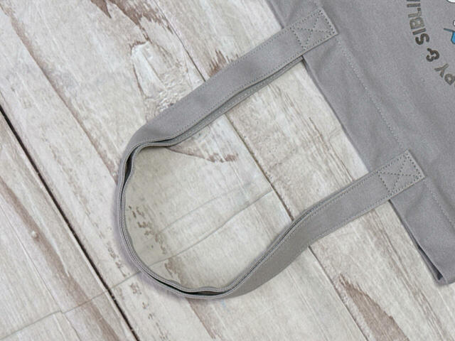 持ち手の長さは長め。これから厚手のアウターを着込んでもラクラク肩がけが可能！