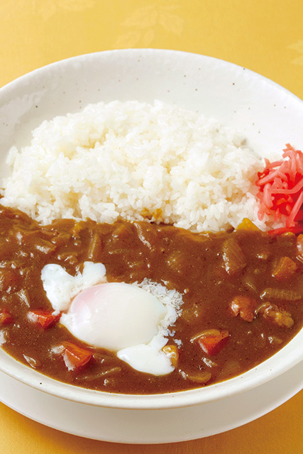 新世界菜館（神保町） 中華風カレー 900円 具は玉ねぎとにんじんと豚肉を使用。1cm角にカットされた豚肉は歯応えがある。