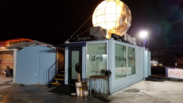 屋根のない空間にある、コンテナを活用したカフェ（青年モール）