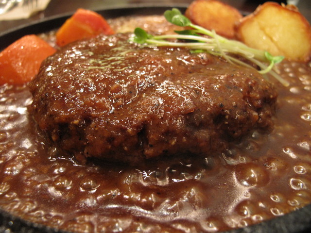石垣牛ハンバーグま〜さんの家：ハンバーグをアップで！