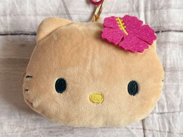 ホットピンクのハイビスカスがキュートな日焼けキティちゃん！