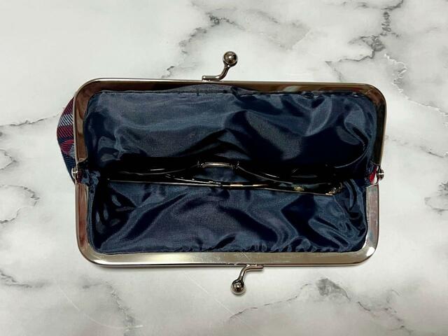 裏地付きでふかふかしているので、メガネをしっかり守ってくれそう！『SPRiNG 10月号』付録：MICKEY MOUSE（ミッキーマウス）横長がま口ポーチ