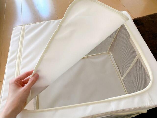 【3COINS たためるメッシュ窓付き収納】Mサイズは約高さ33×幅50×奥行き40cm（組み立て時）。上の面はファスナー付きで大きく開きます