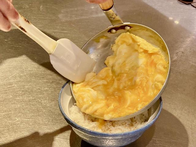 出汁で煮込んだタマネギに溶き卵を入れ、半熟に仕上げたものをご飯によそう／FUKUYAカツ丼