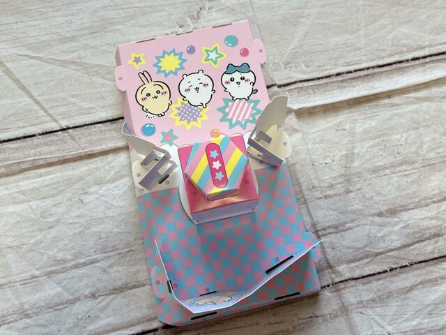 【最新付録 ちいかわガシャポン】バケットを通して、裏からバケットどめに差し込みます