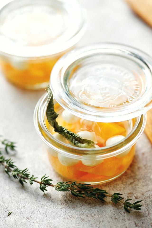 ベルベーヌ風味のアプリコットとモツァレラチーズのナージュ