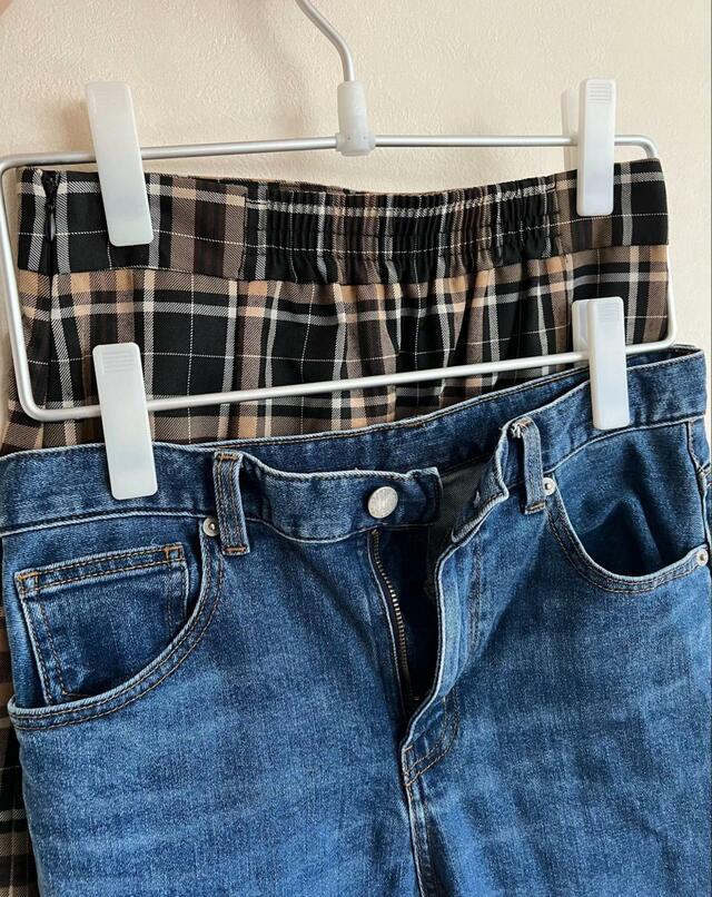 【ダイソー スカート＆スラックスアルミハンガー（２段クリップ付）】重たいジーンズもしっかり挟んで落とさない！