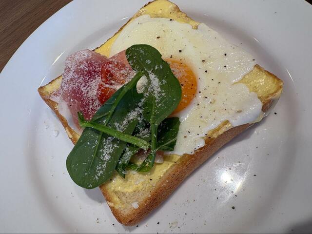 【デニーズ サニーサイドアップサンド ドリンクつき】目玉焼きの黄身がとろりと広がる、朝から気分が上がるビジュアル♪