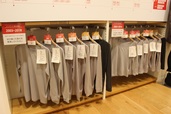 ユニクロ銀座店では、歴代のヒートテックが展示されていました。