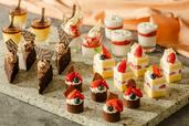「『Winter Holiday Dinner Buffet 2026』デザート」<期間:2026年12月26日~30日、2027年1月4日>【厳選マグロの解体パフォーマンスも!新春と年の瀬を豪華な美食で盛り上げるディナーブッフェ「New Year Dinner Buffet 2027」開催!】