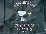 正面にスヌーピーの特別な刺繍入りデザイン！
