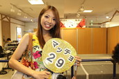 お手製のキラキラうちわを持った美女を発見。旦那様が「マッチョ29」のメンバーなのだそう。