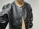 【coca フェイクレザーノーカラージャケット】身長153cm・Lサイズ着用。生地が柔らかく身体の動きに沿うため締め付け感がなく、ラクな着心地です♪