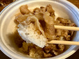【すき家 牛カルビ焼肉丼】カルビは大ぶりにカットされており、食べ応え抜群