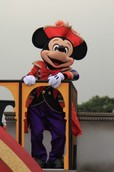 ミッキーはフック船長の船に乗ってやってきます