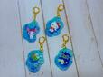 【サンリオキャラクターズ ぷかぷかアクリルキーホルダー】並べてみると、涼しげな癒やしの空間が爆誕♪ 都会のビルの喧騒を忘れて、自分もビーチにいるかのようなゆったりとした気分を味わえます♪
