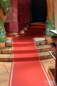 外から階段まではレッドカーペットのデコレーションが。