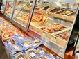 【角上魚類】筆者の利用している店舗では、入口すぐのところに揚げたて、焼きたてのお魚総菜コーナーが!