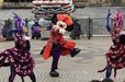 リズムが変わるとかっこよく踊りだします