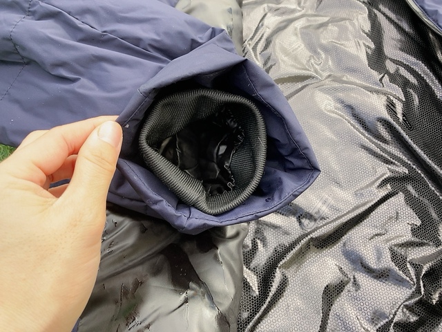 【ワークマン REPAIR-TECH(R)(リペアテック)洗えるフュージョンダウンフーディー】水を吸っているのでダウンの膨らみは少し落ちています