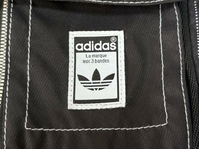 【adidas ウォバッシュ スモールアイテムバッグ】前面のポケットにはadidasのラベルがついていてワンポイントになっています◎